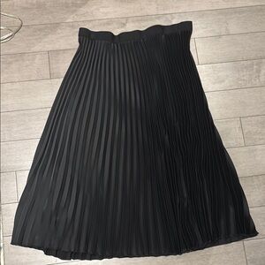H&M Black Pleated Skirt